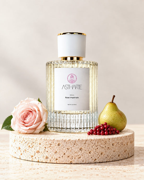 Parfum Rose Impériale Astharte 100 ml pe piatră de travertin, cu trandafir pal, pară și piper roz