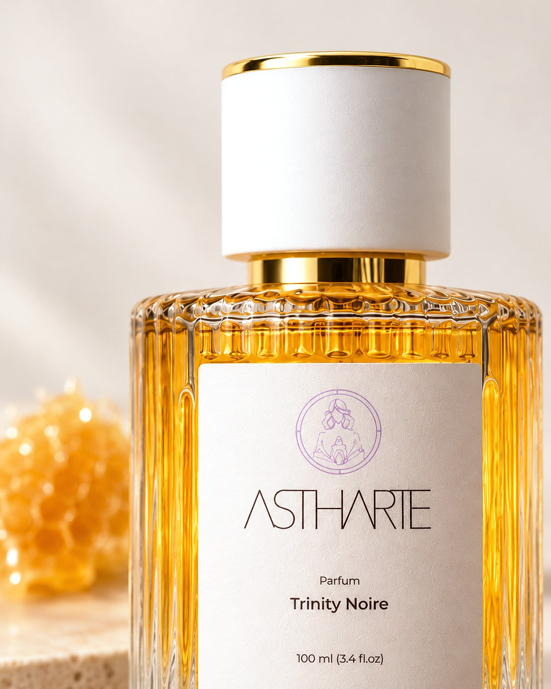Detaliu dop alb cu inel auriu și etichetă, parfum Trinity Noire Astharte