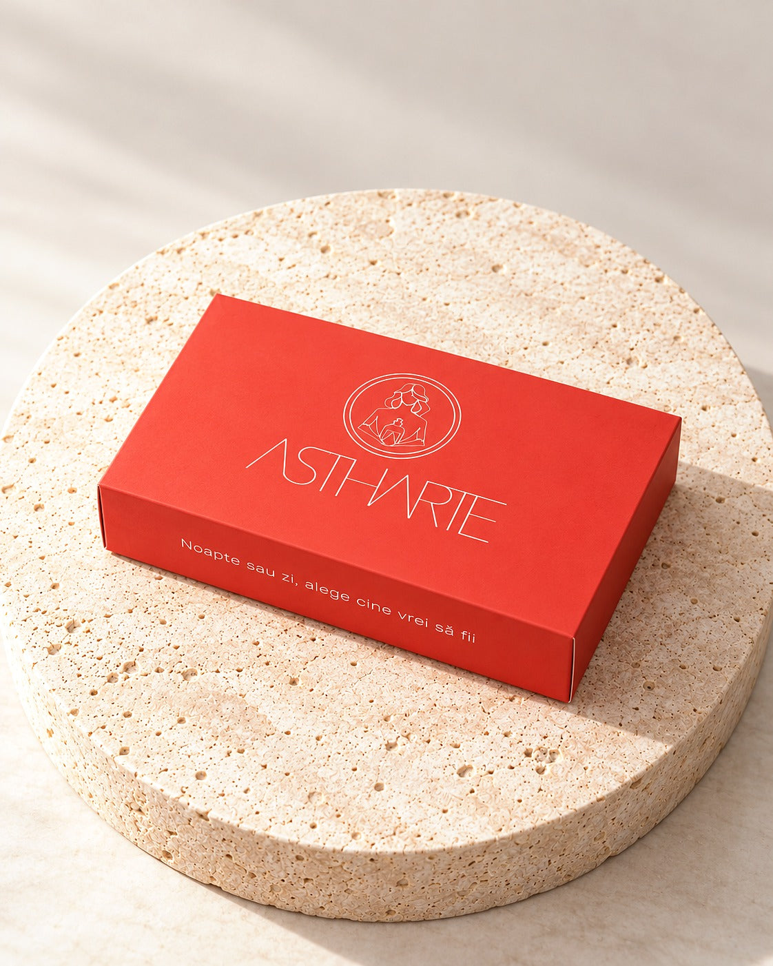 Discovery Box Astharte, cutie coral închisă pe piatră de travertin