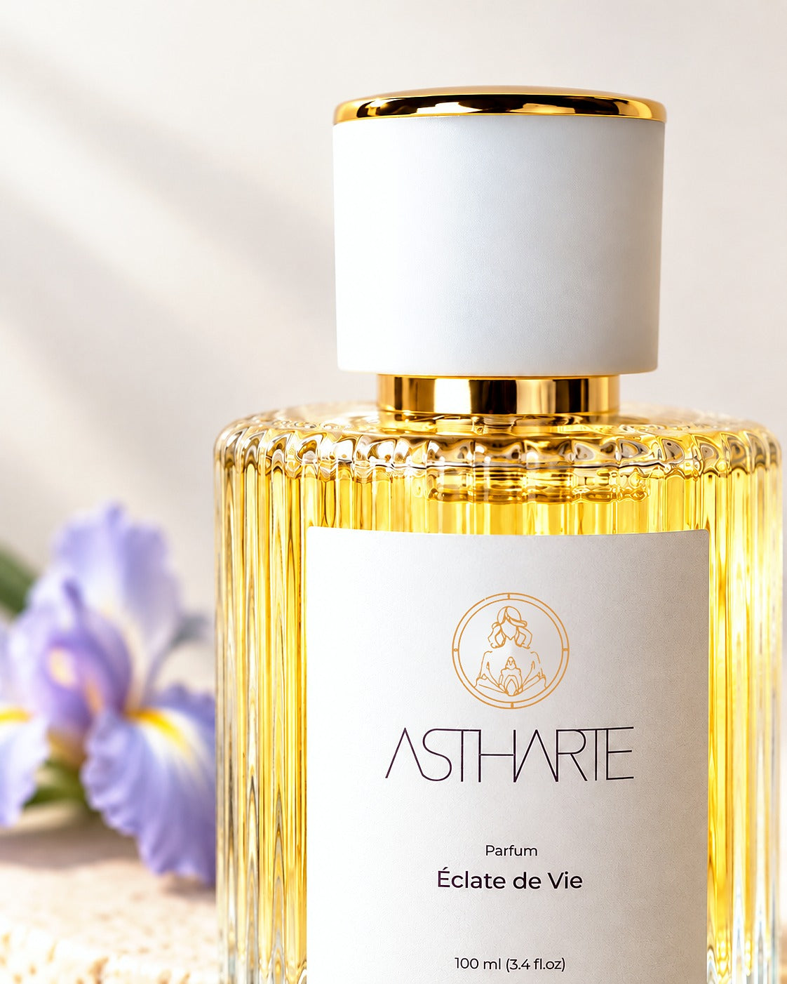 Detaliu dop alb cu inel auriu și etichetă, parfum Éclate de Vie Astharte