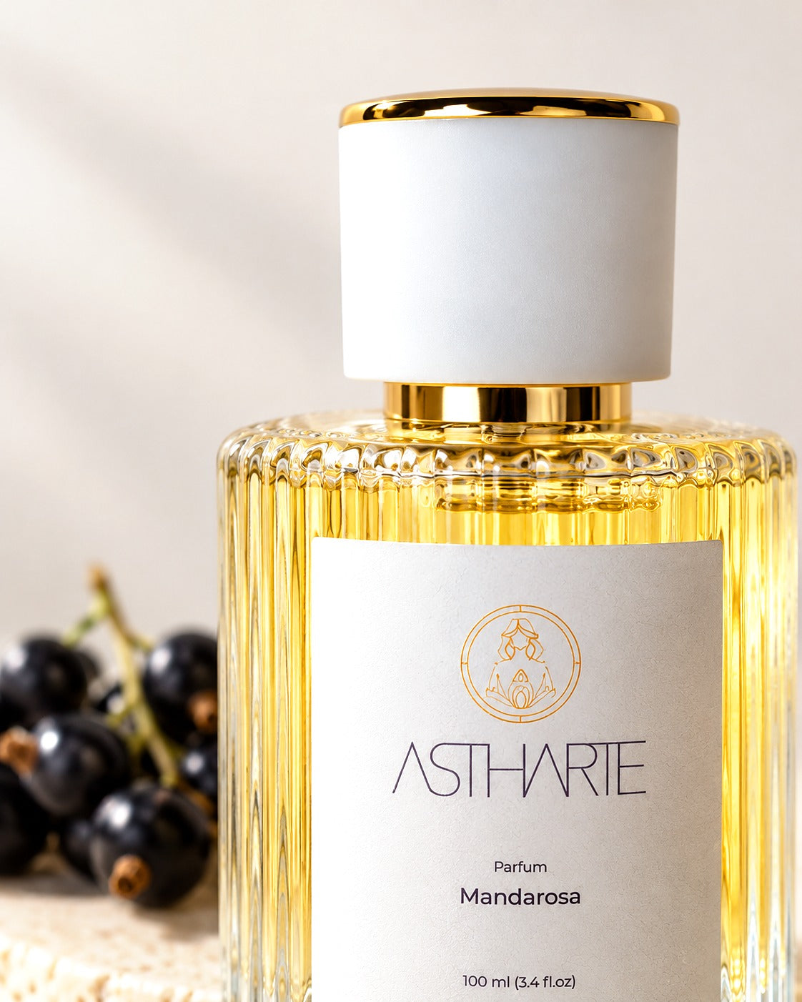 Detaliu dop alb cu inel auriu și etichetă, parfum Mandarosa Astharte