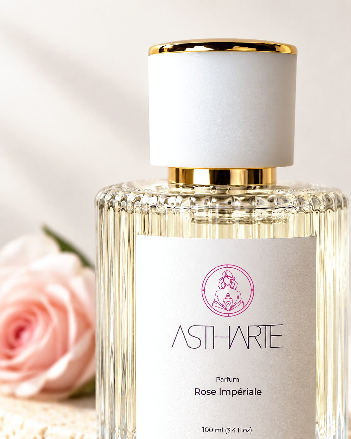 Detaliu dop alb cu inel auriu și etichetă, parfum Rose Impériale Astharte