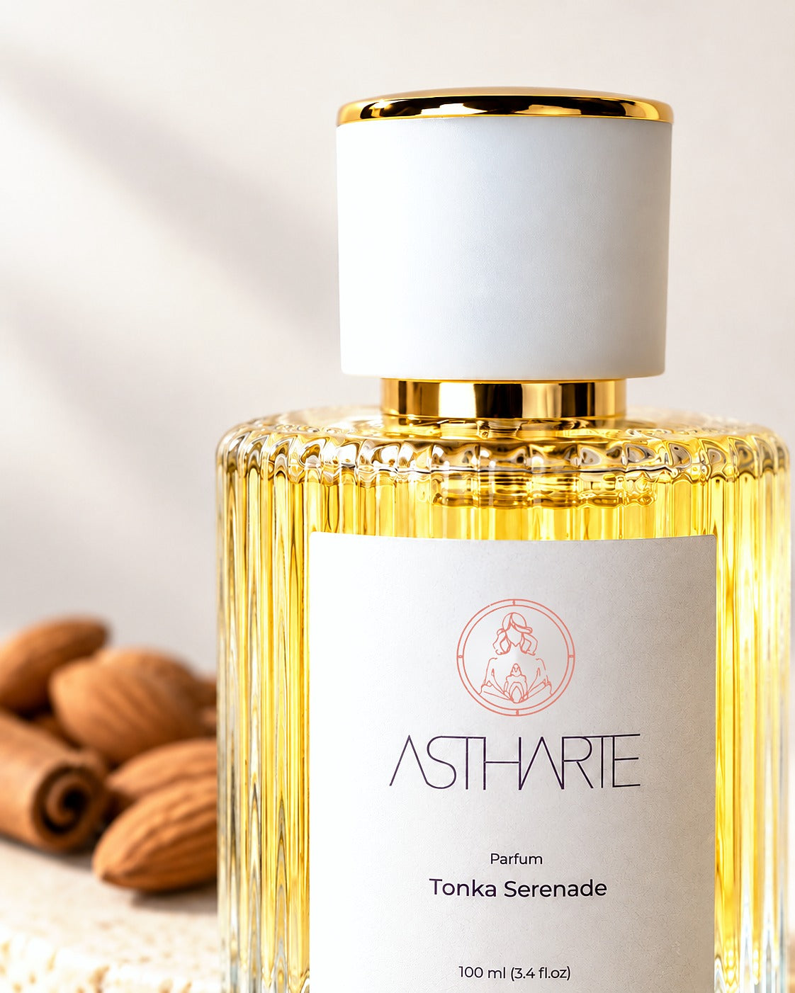 Detaliu dop alb cu inel auriu și etichetă, parfum Tonka Serenade Astharte
