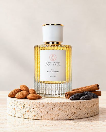 Parfum Tonka Serenade Astharte 100 ml pe piatră de travertin, cu migdale, scorțișoară și boabe de tonka