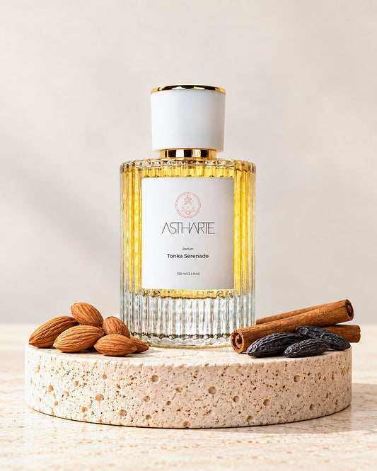 Parfum Tonka Serenade Astharte 100 ml pe piatră de travertin, cu migdale, scorțișoară și boabe de tonka