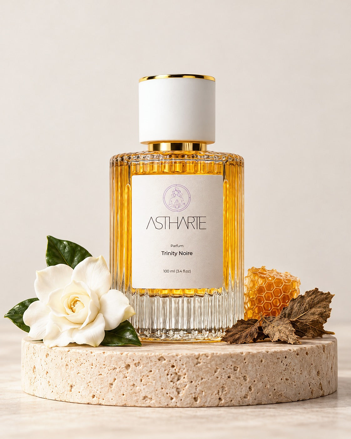 Parfum Trinity Noire Astharte 100 ml pe piatră de travertin, cu gardenie, fagure de miere și frunze de patchouli