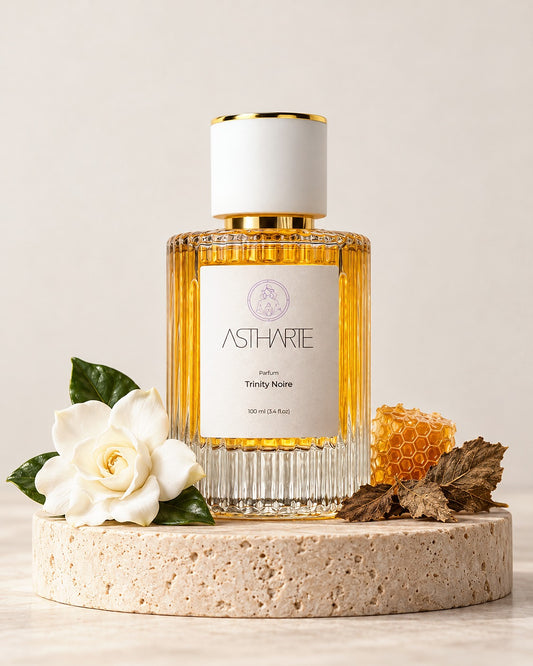 Parfum Trinity Noire Astharte 100 ml pe piatră de travertin, cu gardenie, fagure de miere și frunze de patchouli