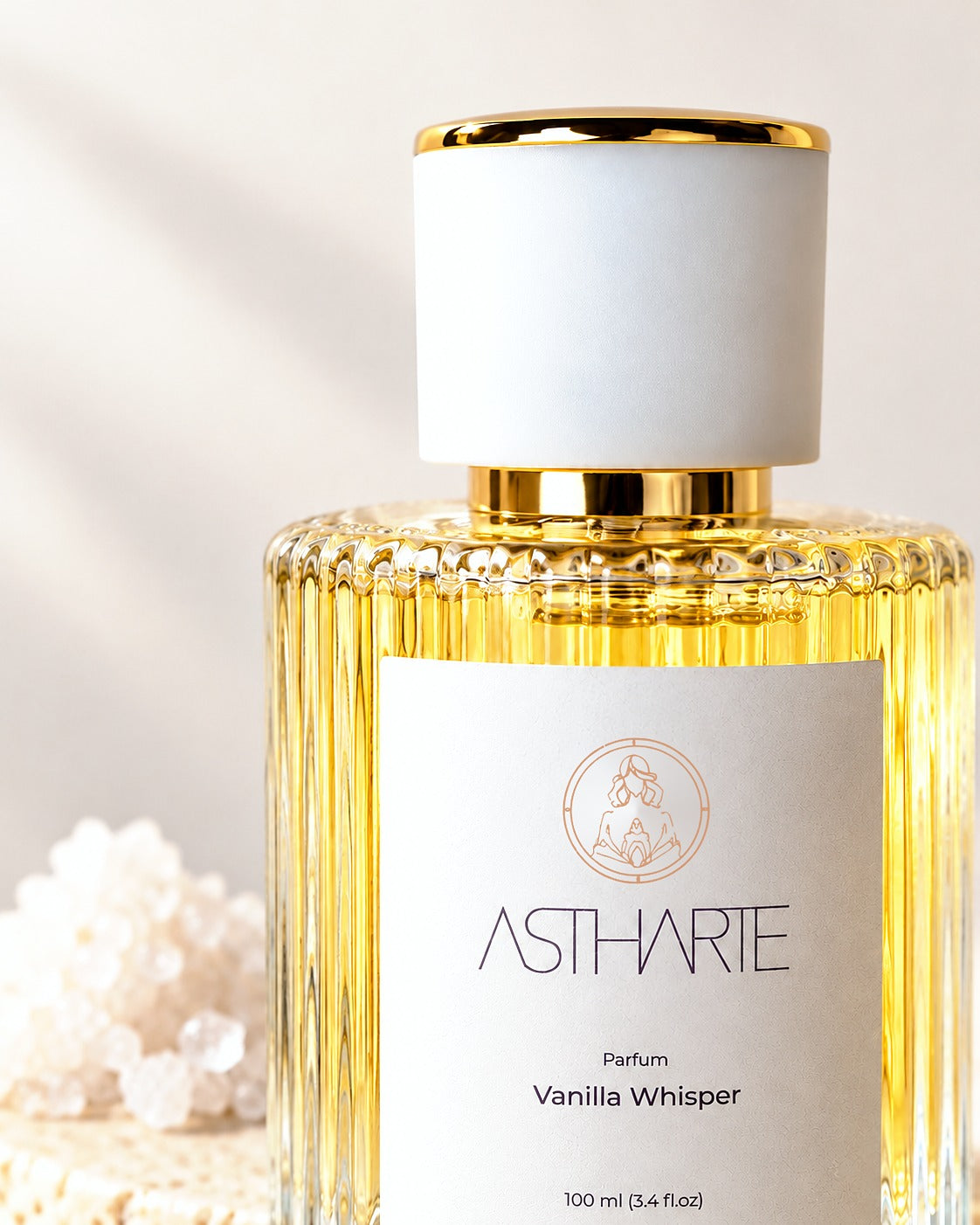 Detaliu dop alb cu inel auriu și etichetă, parfum Vanilla Whisper Astharte