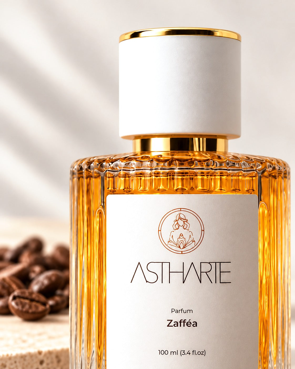 Detaliu dop alb cu inel auriu și etichetă, parfum Zafféa Astharte